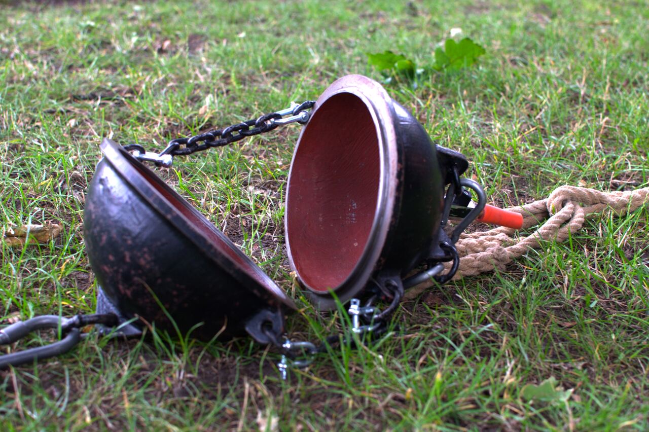 Nachbildung der Magdeburger Halbkugeln mit Kette und Seil im Gras